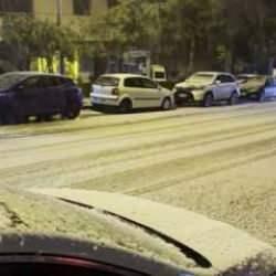 Ankara'da dolu yağışı! Sokaklar beyaza b&uuml;r&uuml;nd&uuml;