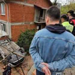 Aracını park etmek isterken yüksekten düşerek takla attı
