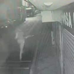 Bağcılar'da bek&ccedil;iyi vurup yaralayan şahıslardan birinin ka&ccedil;ış anı