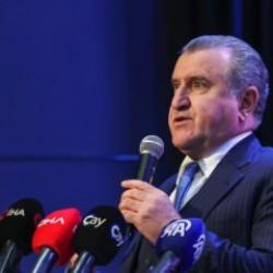 Bakan Bak'tan milli yüzücü Aysu Türkoğlu'na tebrik