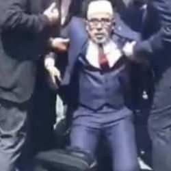 Başbuğ T&uuml;rkeş&rsquo;i anma programında dua eden imam bayıldı