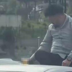 Canını hiçe saydı! Otomobilin üzerinde alkol tüketen şahsın pes dedirten keyfi