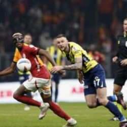 Galatasaray çimlere çıktığında Fenerbahçe tribünlerinde 'kedi sesi' çaldı