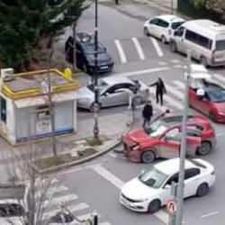 Esenyurt'ta ilginç manzara! Kaza yapıp diğer aracın camına tekme attı