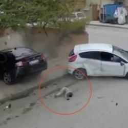 İki otomobil çarpıştı! Küçük çocuk camdan fırladı