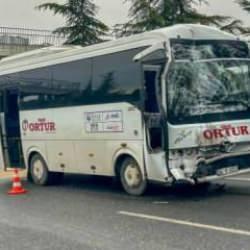 İş&ccedil;i servisleri &ccedil;arpıştı: &Ccedil;ok sayıda yaralı var!