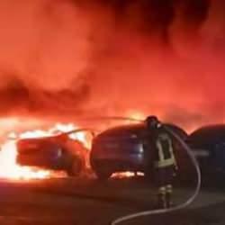 İtalya'da Tesla bayisinde 17 otomobil yandı