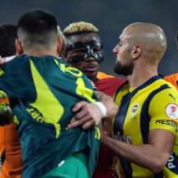 Kadıköy'de saha karıştı! Derbide gerilim zirve yaptı