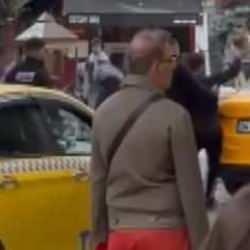 Kadıköy’de taksici ile esnaf arasında kavga! Bıçak çekti, camını kırdı