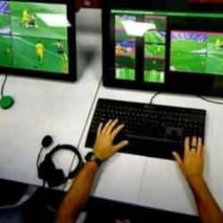 Komşuda büyük skandal! VAR hakemi canlı yayında bahis oynarken yakalandı
