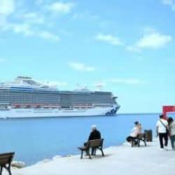 Kuşadası'na ilk seferini yapan kruvaziyer 3 bin 560 turist getirdi