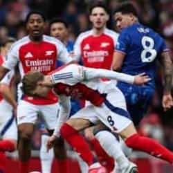 Şampiyonluk yolunda Arsenal'i yıkan gelişme: Yıldız isim sezonu kapattı