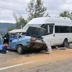 Son dakika: Adana'da otomobil ile minibüs çarpıştı; 5 ölü, 10 yaralı