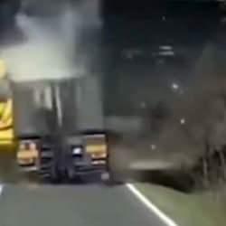 Vin&ccedil; taşıyan tır &uuml;st ge&ccedil;iti yıktı: O anlar anbean kamerada!