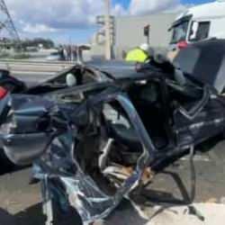 Arnavutk&ouml;y'de hafriyat kamyonu otomobile &ccedil;arptı: Yaralılar var