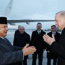 Erdoğan, Endonezya Cumhurbaşkanı Subianto'yu havalimanında karşıladı
