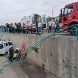 Fren yerine gaza basınca araç su kanalına uçtu: 2 yaralı