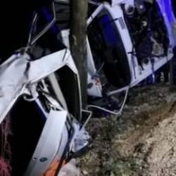 Malatya'da otomobil aydınlatma direğine çarptı: 1 ölü, 2 yaralı