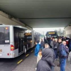Metrob&uuml;s arızası! Vatandaşlar yolda kaldı