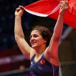 Milli güreşçiler Elvira ve Nesrin, Avrupa Şampiyonası'nda finale yükseldi