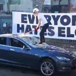 Musk'ı protesto etmek için Tesla aracını parçaladı