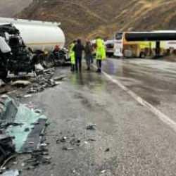 Otobüs ile tanker çarpıştı; 1 ölü, 9 yaralı