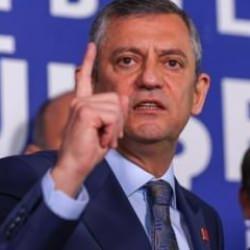 &Ouml;zg&uuml;r &Ouml;zel'den tarifi imkansız hatalar! Şaibeli kurultayı unutturamadı