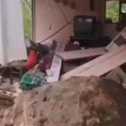 Rize'de heyelan; yama&ccedil;tan kopan kayalar eve &ccedil;arptı