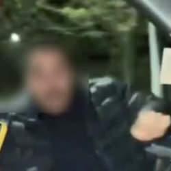 Seyir halindeki aracın sürücüsü kapıyı açıp dans ederken yola düştü
