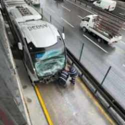 Son dakika: İstanbul'da metrob&uuml;sler &ccedil;arpıştı: Yaralılar var...