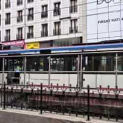 Sultangazi'de tramvay seferleri durdu, yoğunluk yaşandı