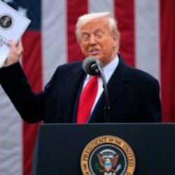 Trump sınırları zorluyor! Penguenlerden mi vergi alacak?