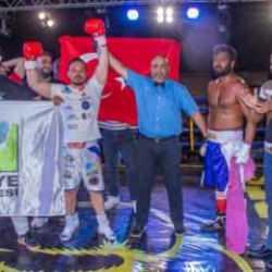 "Türk Tyson" lakaplı boksör Hintli rakibini yere serdi: 12'nci nakavt