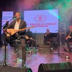 Uğur Işılak Sivas'ta konser verdi