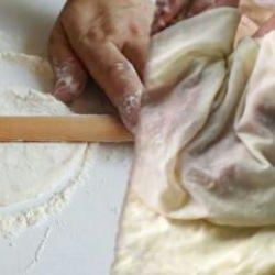 Yırtılmadan çarşaf gibi yufka açmanın sırrı, tek bir malzemede!