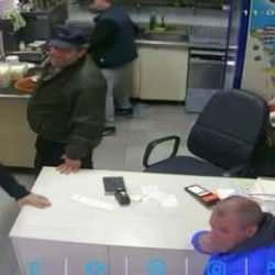 Yolda y&uuml;r&uuml;rken kalp krizi ge&ccedil;irdi! Son anları b&ouml;yle g&ouml;r&uuml;nt&uuml;lendi