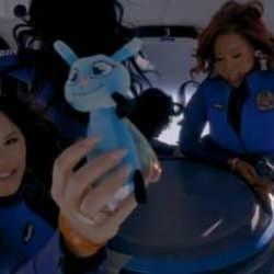 10 dakikalık uzay yolculuğu b&ouml;yle kaydedildi! D&uuml;nyaya d&ouml;ner d&ouml;nmez toprağı &ouml;pt&uuml;