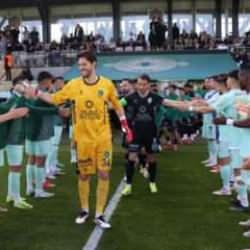 1. Lig ekibinden fair-play örneği! Şampiyona alkışlı ve çiçekli karşılama!