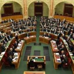 AB üyesi ülkede LGBT resmen yasaklandı! Meclisten tarihi karar