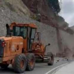 Artvin'de heyelan anı! İş makinesi son anda kurtuldu