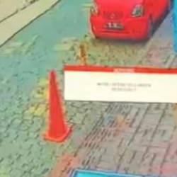 Beyoğlu'nda yolda y&uuml;r&uuml;rken aniden yere yığılıp, hayatını kaybetti!