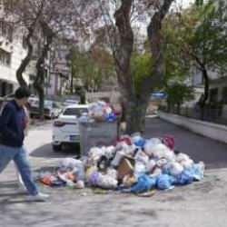 CHP'li Çankaya Belediyesinde görevli işçiler iş yavaşlatarak çöpleri toplamadı