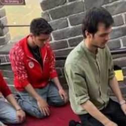 Dünya Şampiyonu milli sporcu Çin Seddi'nin zirvesinde namaz kıldı