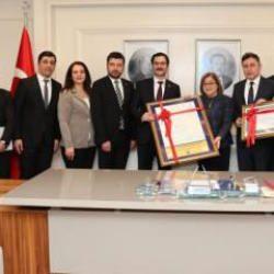 Gaziantep B&uuml;y&uuml;kşehir&rsquo;e iki &ouml;nemli belge: Bebek dostu kurum ve beslenme dostu iş yeri