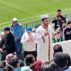 Kötü gidişat sonrası maça gelen hoca tribünde dua etti! Puanı kaptılar