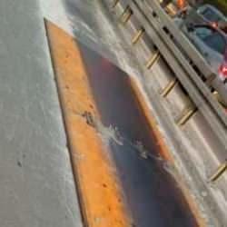 Metrob&uuml;s yolu hayrete d&uuml;ş&uuml;rd&uuml;: Demirden levhalarla kapattılar