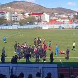 Önce faul yaptı sonra tekme attı: Kavgayı güvenlik ekipleri yatıştırdı
