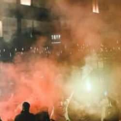 Taraftarlar kamp yapılan otele gitti! Futbolcularla birlikte şampiyonluk kutladı