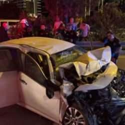 Tur otob&uuml;s&uuml;ne &ccedil;arpan otomobildeki 1 kişi &ouml;ld&uuml;, 2 kişi yaralandı