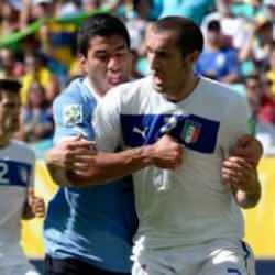 Yine ısırdı: Suarez bu kez takım arkadaşına patladı